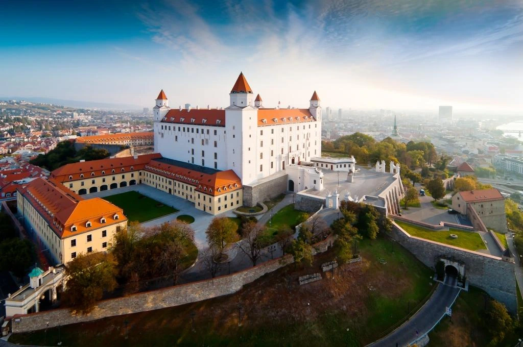 Bratislavský hrad na kopci s výhľadom na mesto