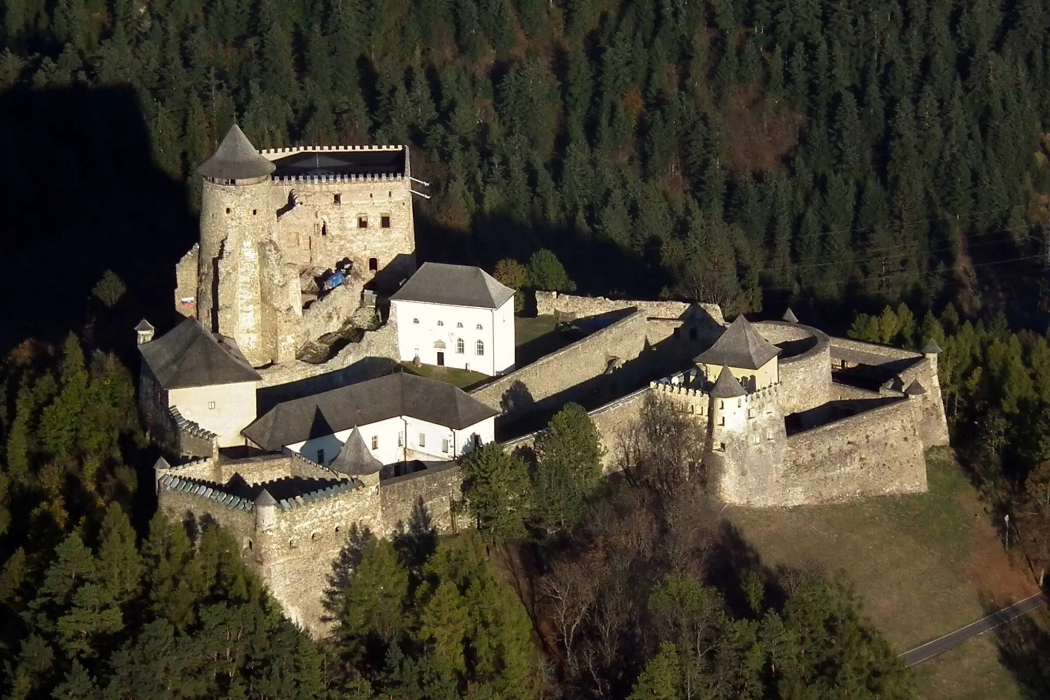 Ľubovniansky hrad na kopci s výhľadom na lesy